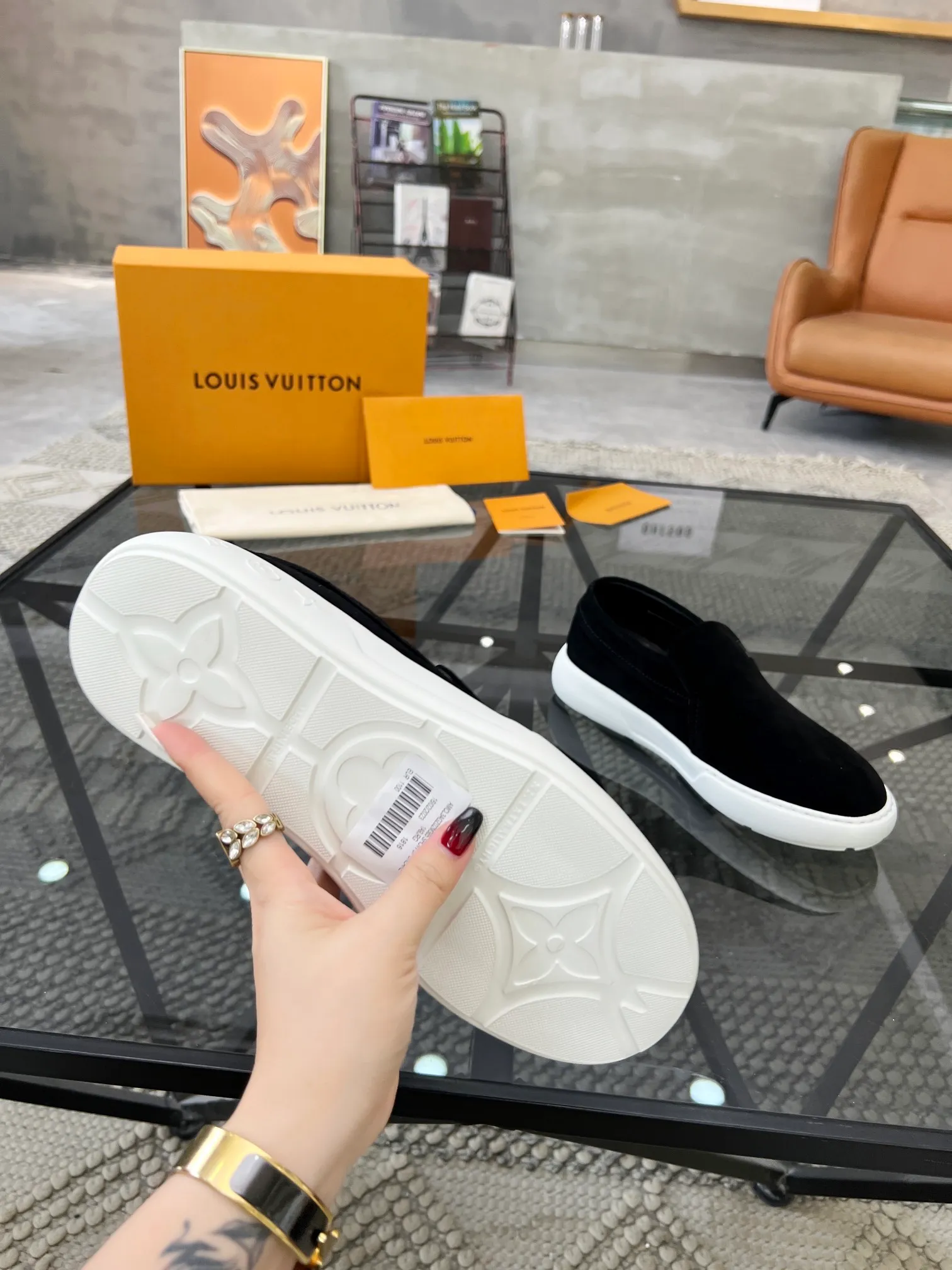 Factory price: 520💰 LV🔍Top purchasing agent🇮🇹 Road The most popular sneakers are available at the same time in the super popular sports shoe counters. The uppers are made of Italian original imported cowhide fabric. The classic and generous layout is a must-have for fashionistas. The complex craftsmanship is perfectly reproduced. The imported soft water-dyed cowhide lining is padded. The soles are: original soles specially provided by the factory. The exclusive foamed molded soles are super comfortable. The original factory follows the order. 🔍🔍High quality. You can go in and out of the counter at will. Welcome to compare. Size 39-45 (38 can be ordered)